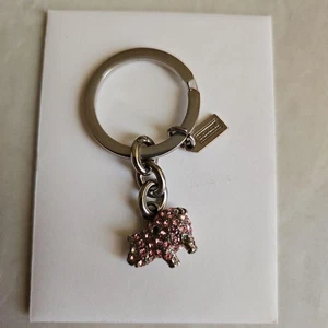 Portachiavi Coach con pietra rosa e ciondolo maiale anello in metallo 3 cm usato - Foto 1 di 1