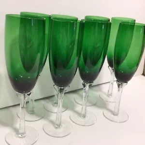 Vintage 8 smaragdgrüne Flöten mit klaren Stielen "Stil von Murano" mundgeblasen wunderschön - Bild 1 von 13