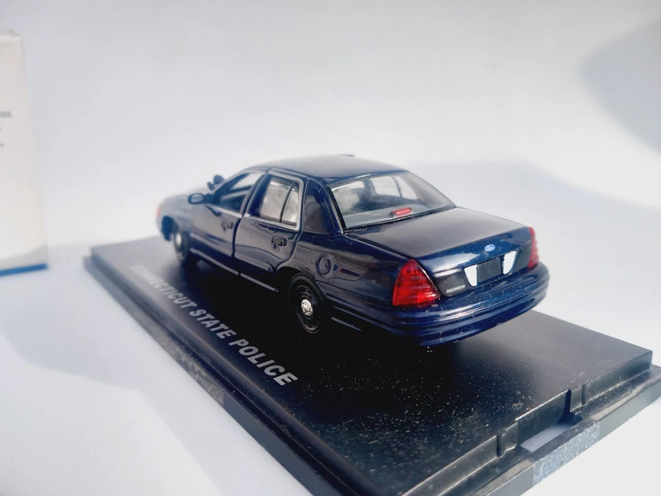 1/43 FIRST RESPONSE Ford Crown Victoria police Interceptor blank undecorated - Image 1 of 4