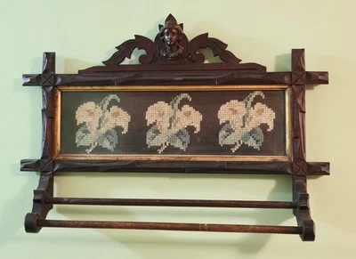 FIGURA VICTORIANO EASTLAKE TOALLERO DE PARED DE NOGAL OSCURO con BORDADO ENMARCADO Foto 1 de 4