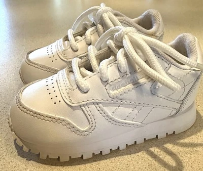 Zapatillas deportivas Reebok Peek N’ Fit clásicas de cuero blanco con cordones para niños pequeños talla 4 Foto 1 de 4