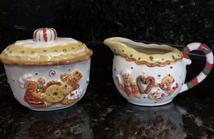 Set Zuccheriero e Cremoso Natalizio Pan di Zenzero in Ceramica Goffrata Dipinta a Mano - Foto 1 di 16