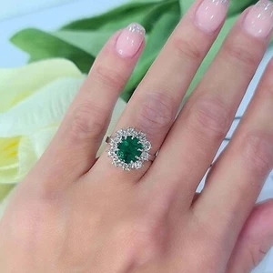 Anello di fidanzamento Alone Diamante Smeraldo Simulato 2 Ct Placcato Oro Bianco 14K Argento - Foto 1 di 3
