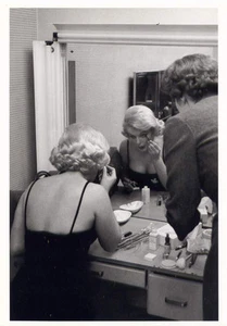 Marilyn Monroe maquillando para sesión de fotos≈1959 POSTAL de Chicago Estrella Negra - Imagen 1 de 1