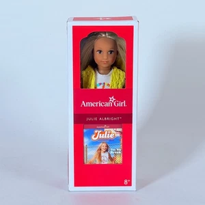 American Girl 6,5" Julie Albright™ Mini Puppe & Buch (historische Figuren) - Bild 1 von 4