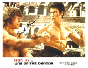 CHUCK NORRIS firmato VIA DEL DRAGO 8x10 con coa BRUCE LEE ARTI MARZIALI BATTAGLIA - Foto 1 di 1