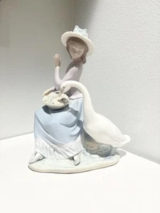 Lladro #5034 Porcelain Figurine "Goose Trying To Eat" - 1979 Retired. MINT! - Picture 1 of 3