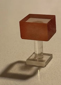 Lámpara de plexiglás rosa miniatura para casa de muñecas de 1940 rara - juguete probable Twink-L de Mattel - Imagen 1 de 6