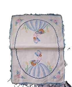 Vtg Dresser Scarf Gramacore  Southern Bell Embroidery  Doily Lace Edge 26" x 10" - Picture 1 of 3