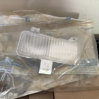 Lámpara de estacionamiento delantera derecha del lado del pasajero para camionetas Chevrolet GMC 915452 Foto 1 de 3