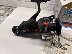Carrete giratorio de grafito surf RYOBI DP5 de colección hecho en Japón nuevo en caja con papeles - Imagen 1 de 16