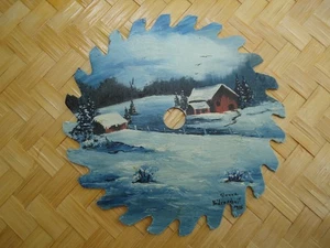 Hoja de sierra pintada a mano de colección escena de cabina de invierno paisaje nevado arte firmado '85 - Imagen 1 de 6