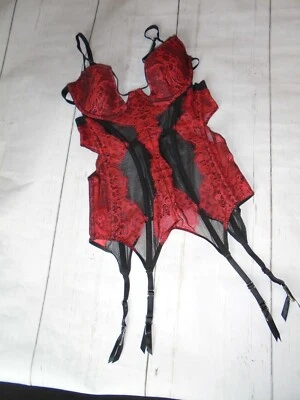 Lingerie TEDDY 34C vermelha e preta com aro de renda Victoria's Secret com ligas 34C - Imagem 1 de 4