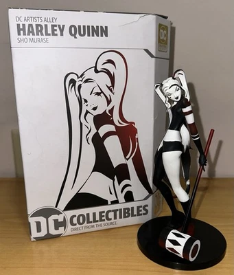 Estatueta de vinil Harley Quinn DC Artist Alley Sho Murase vermelha preta branca POWB - Imagem 1 de 4