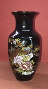 "Florero vintage de 6"" MCM Japón negro con detalles dorados pavos reales y flores" - Imagen 1 de 12