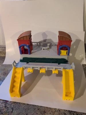 Центральный вокзал Fisher-Price Geotrax с рельсовым и рабочим лифтом - Изображение 1 из 4