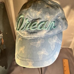 Sombrero de mariposa azul claro con blanco con bordado "DREAM" en la parte delantera usado - Imagen 1 de 4