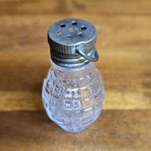 Vintage Miniatur Salz/Pfefferstreuer, Granate Stil, 1" x 2" - Bild 1 von 4