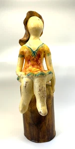 Sitzende badende Schönheit Volkskunst Figur im Sommerkleid nach oben Keramik 11 Zoll - Bild 1 von 6