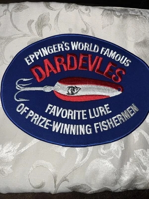 Винтажная оригинальная всемирно известная рыболовная нашивка Eppinger's Dardevles любимые приманки 11 дюймов - Изображение 1 из 4