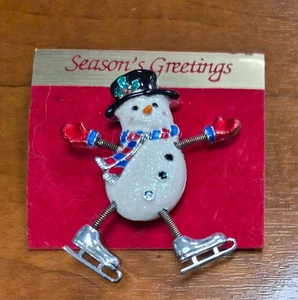 Nachlass NOC signierte Weihnachtszitter Eislaufen Schneemann Anstecknadel / Brosche - Bild 1 von 8