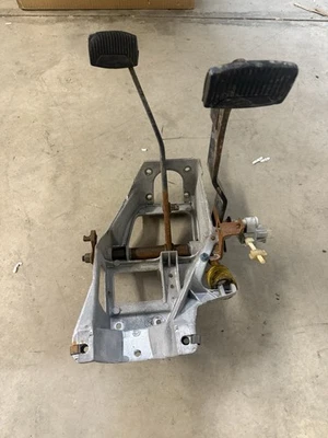 85 86 Ford Bronco camión embrague y pedal de freno montaje OEM 1985 1986 Foto 1 de 4