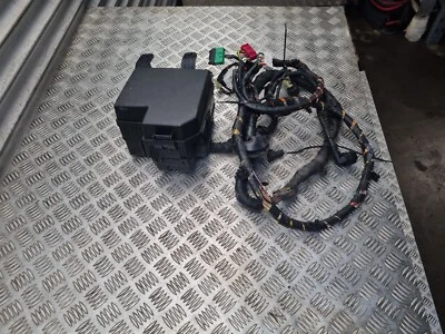 KIA SORENTO UNDER BONNET FUSE BOX & WIRING LOOM 2.2 DIESEL MK2 2010 - 2014 - Image 1 of 4
