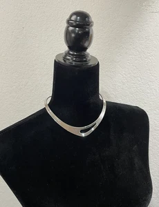 Vintage Modernist geformter silberfarbener Metall Halsreif Halskette - Bild 1 von 5