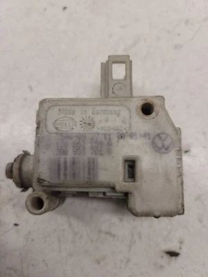 Actuador cierre centralizado Volkswagen Golf IV 2002 1J6862159A DRA12493 Foto 1 de 4