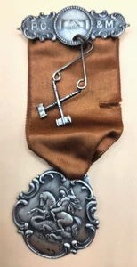 Antica medaglia Odd Fellows / IOOF argento sterling martelletto incrociato Nobel Grand Badge - Foto 1 di 6