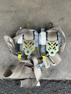 Cinturones de seguridad delanteros lado conductor y pasajero Toyota Highlander-2005-2007 color beige Foto 1 de 4