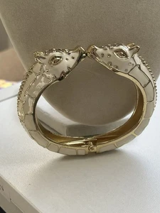 Vintage Giraffe-Themed Gold-Tone Hinged Bangle Bracelet Enamel Animal Design - Picture 1 of 7