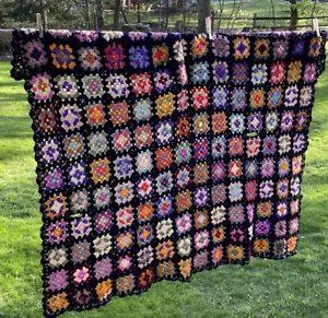 Coperta all'uncinetto Early Granny Square nera afgana Roseanne 49x53" vintage grande - Foto 1 di 4