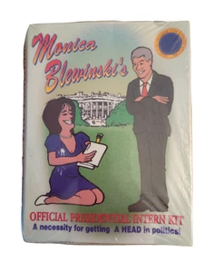 Monica Blewinskis offizielles Präsidenten-Praktikanten-Set Clinton Spoof 1998 VERSIEGELT - Bild 1 von 5
