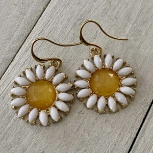 Min Favorit Upcycling Harz Gänseblümchen Anhänger & Gold Pl lange Handwerk Ohrhänger - Bild 1 von 1