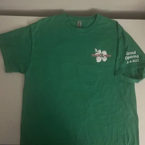 Trader Joe's Kurzarm L Mitarbeiter T-Shirt Hibiskus Gr. Large Grün Neu Store - Bild 1 von 7