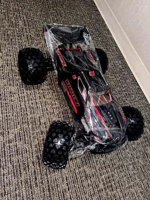 NEW ARRMA 1/8 KRATON 6S EXB 4X4 RTR 2x 5200mah 3s lipo batteries extra tires set - Image 1 of 4