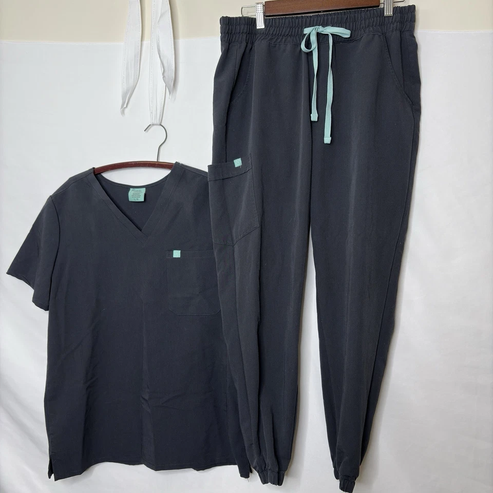 Conjunto Exfoliante Garde Malade Talla Grande Gris y Verde Azulado Cuello en V Pantalones de Correr Usado en Excelente Condición Foto 1 de 4