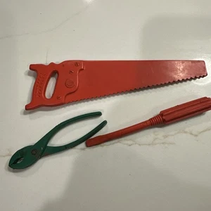 Vintage Ohio Art Busy Boy 3 Werkzeuge Gummi wie Weichplastik Säge, Schraubenschlüssel, Flachkopf - Bild 1 von 10