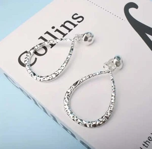 Pendientes de lágrima colgantes martillados de plata de 3" de largo con clip - Imagen 1 de 4