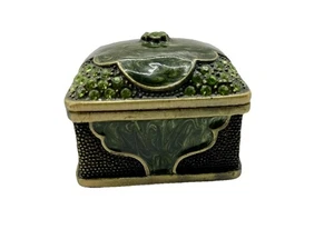 Caja de baratija vintage esmaltada sobre latón con bisagras verde con pedrería cierre magnético - Imagen 1 de 8