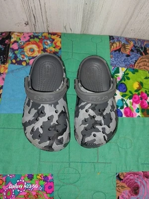 Tamanco Crocs infantil masculino clássico preto/cinza ardósia camuflado tamanho 9C - Imagem 1 de 4