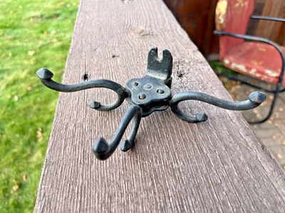 Gancho giratorio de 3 vías de montaje en pared vintage Foto 1 de 2