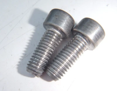 TRIUMPH TT 600 RIDERS CLAVIJA SUSPENSIÓN TORNILLOS DE MONTAJE 1 LADO COMO SE MUESTRA 2000 - 03 Foto 1 de 4