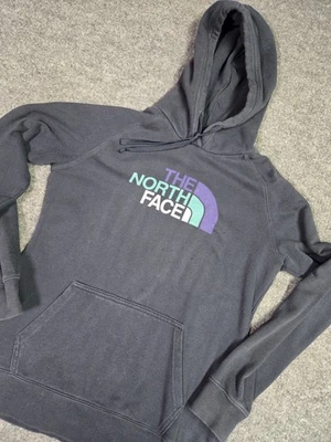 Sudadera pulóver con capucha y logotipo azul marino oscuro mediano The North Face para mujer Foto 1 de 4