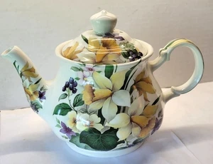 Vintage Sadler Daffodil Floral Teapot on White English Porcelain and Lid, Medium - Picture 1 of 7