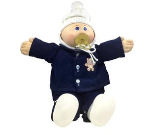 Vintage 1983 Coleco Cabbage Patch Kinder Puppe mit blauem Cord Outfit & weißem Kn - Bild 1 von 11