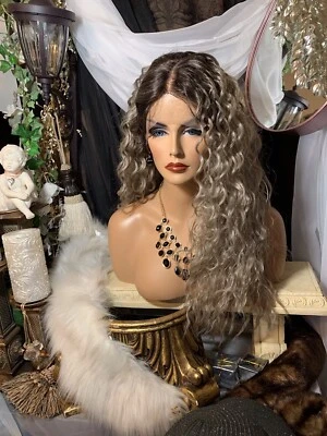 "Angelic Beauty 27"" rizos en espiral, rubio ceniciento enraizado, encaje de oreja a oreja con parte peluca" Foto 1 de 4