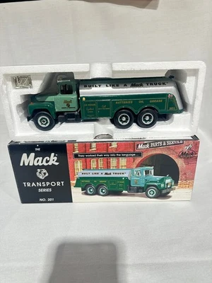 Camión cisterna Mack Parts & Service modelo R-600 de primera marcha escala 1/34 Foto 1 de 4