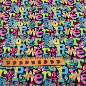 FLOWER POWER Tela Algodón Grasa Cuarto Negro Azul Amarillo Rosa Púrpura  - Imagen 1 de 2